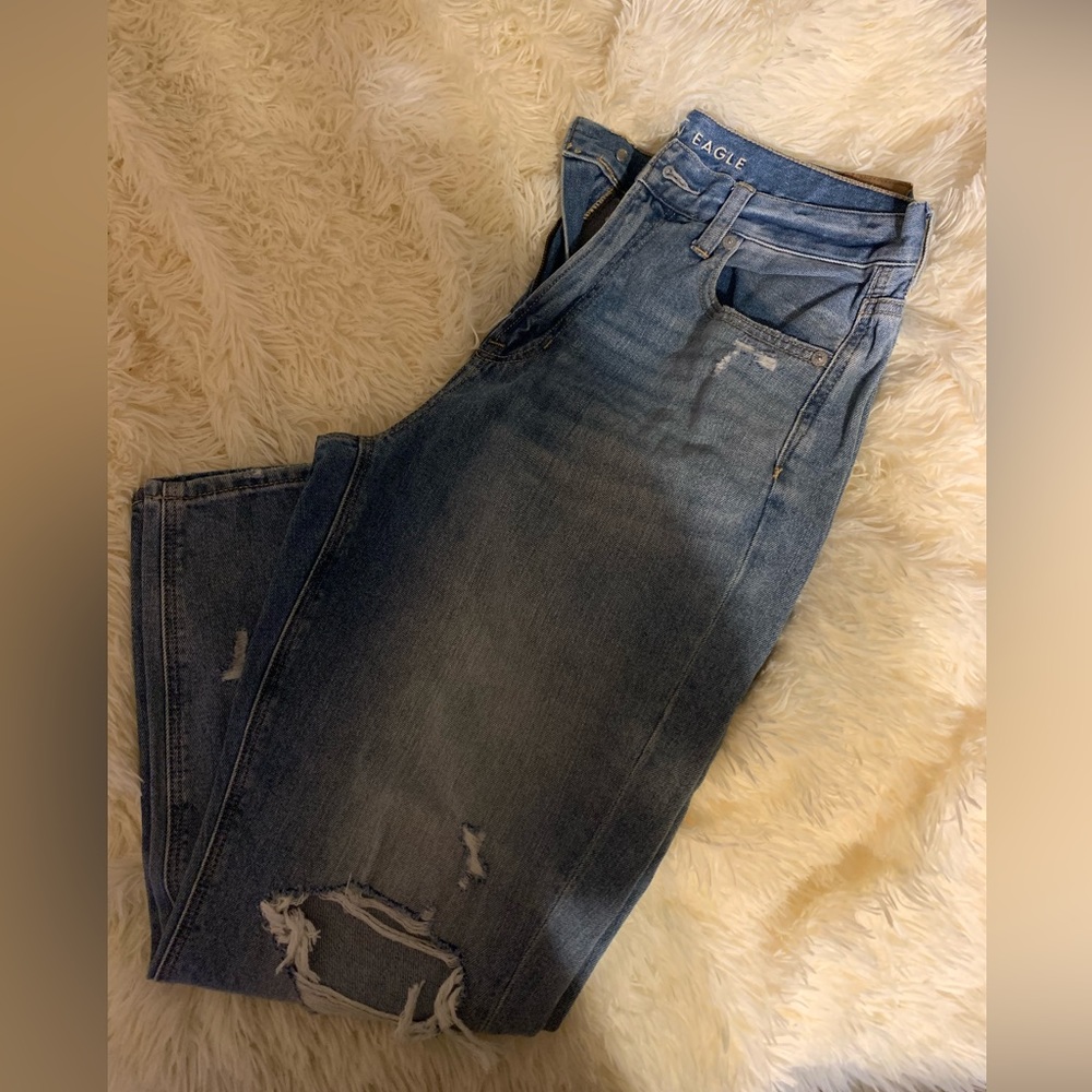 Woman’s American Eagle mom jeans